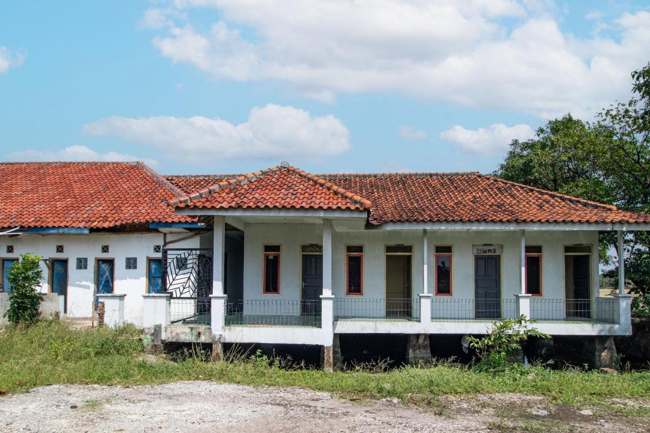Spot On 92832 Al Mahira Syariah Hotel Majalengka Bagian luar foto