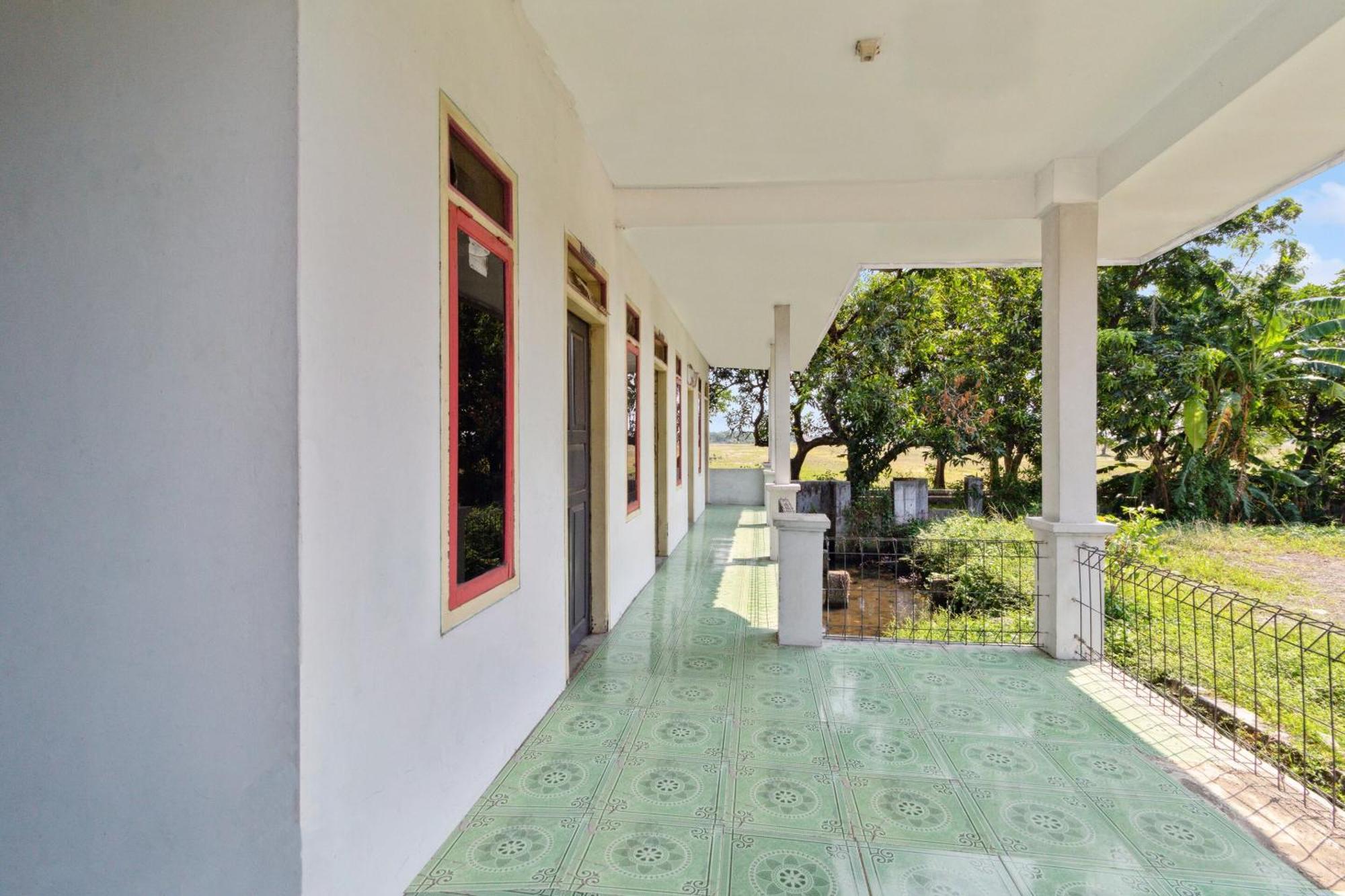 Spot On 92832 Al Mahira Syariah Hotel Majalengka Bagian luar foto