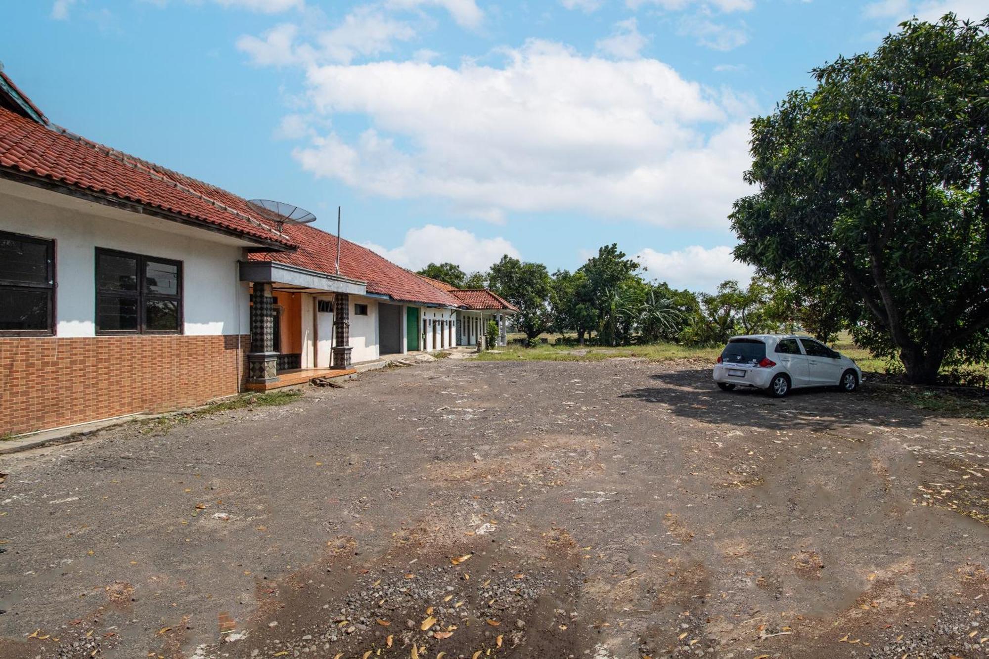 Spot On 92832 Al Mahira Syariah Hotel Majalengka Bagian luar foto